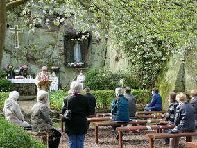 Christi Himmelfahrt an der Fatima Grotte (Foto: Karl-Franz Thiede)